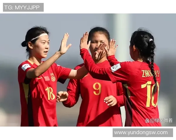 足球明星与中国舞女孩的完美结合展现青春活力与艺术魅力的精彩瞬间